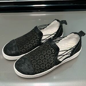 Jambu Erin black leather easy slip on sneakers size 8.5 with white soles